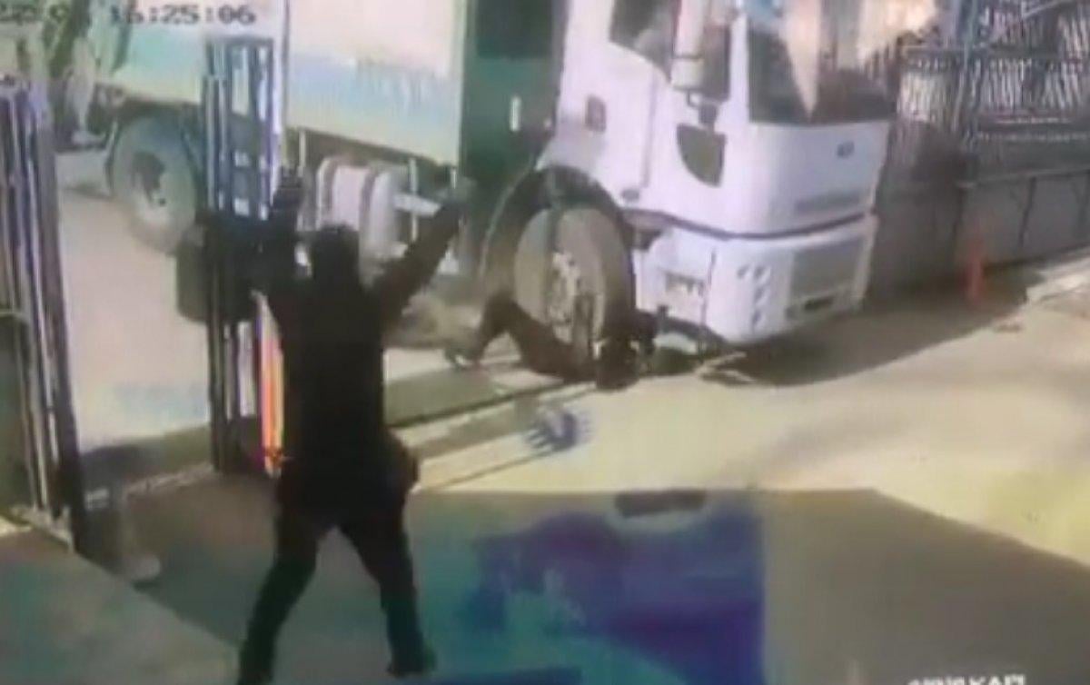 Antalya'da kamyonun altında kalan kurye yaşamını yitirdi