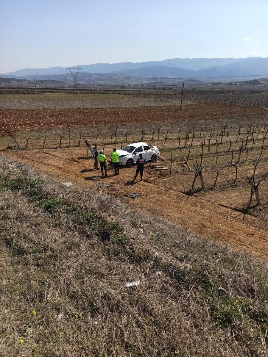 Manisa'da bağa uçan araçta 2 'si ağır 5 yaralı