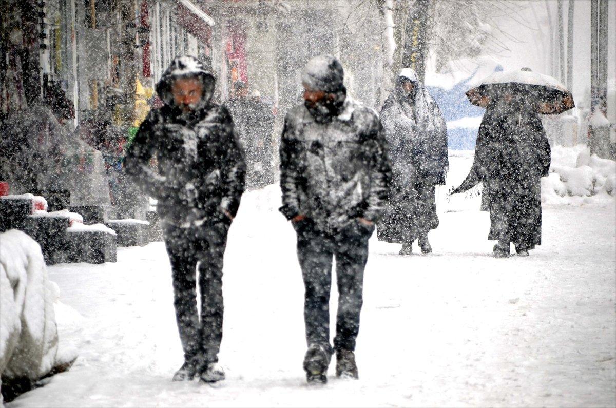 Doğu'da 152 yerleşim yeriyle bağlantı kesildi
