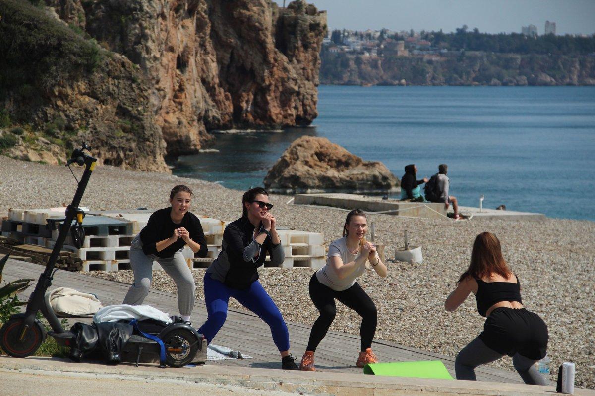 Antalya'da deniz, Erzurum'da kayak keyfi