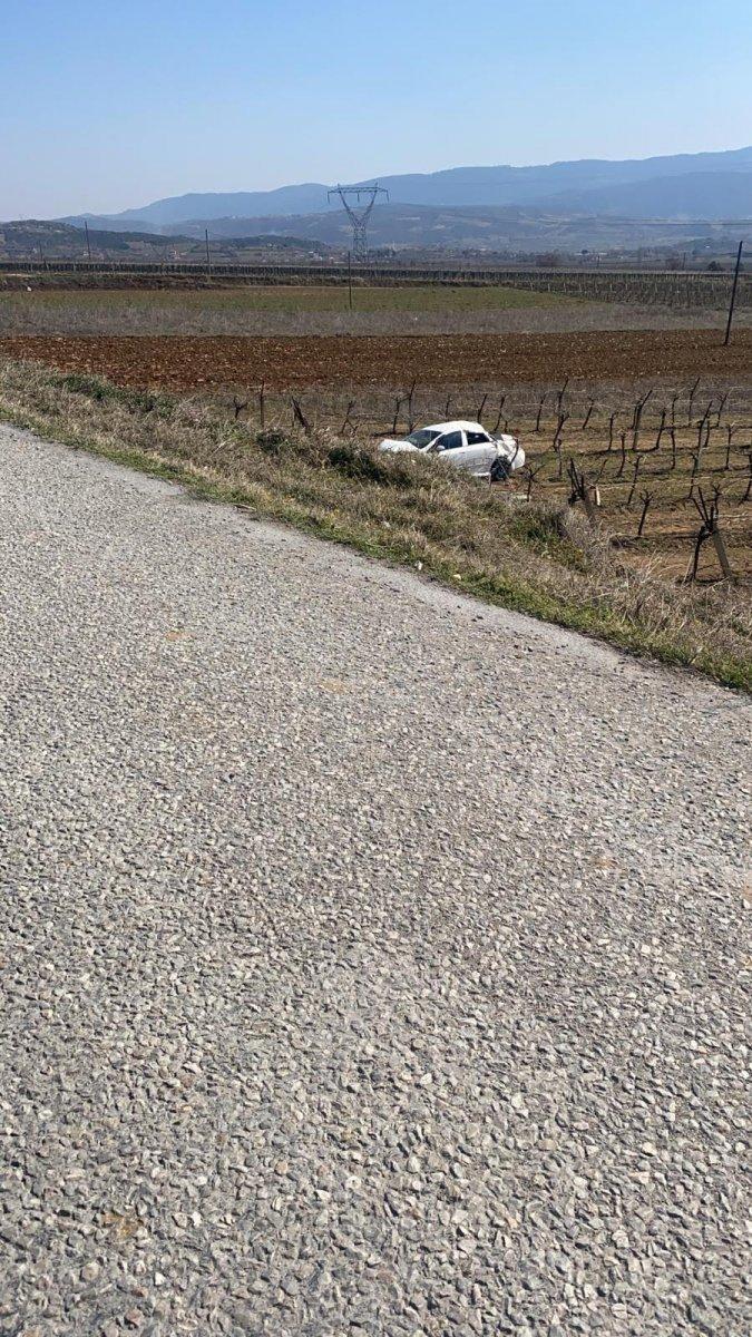 Manisa'da bağa uçan araçta 2 'si ağır 5 yaralı