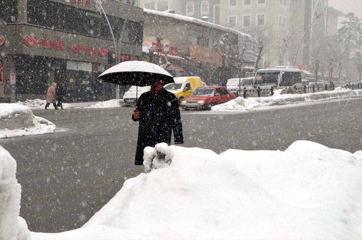 Doğu'da 152 yerleşim yeriyle bağlantı kesildi