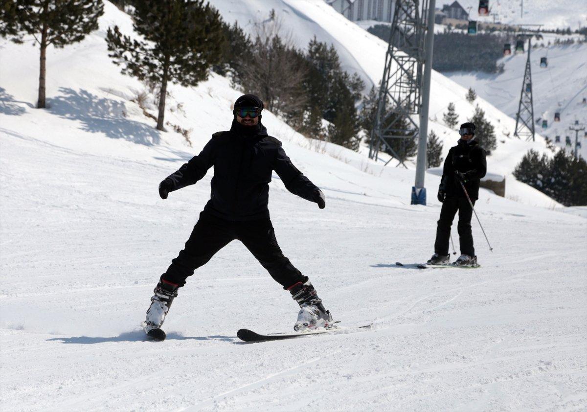 Antalya'da deniz, Erzurum'da kayak keyfi