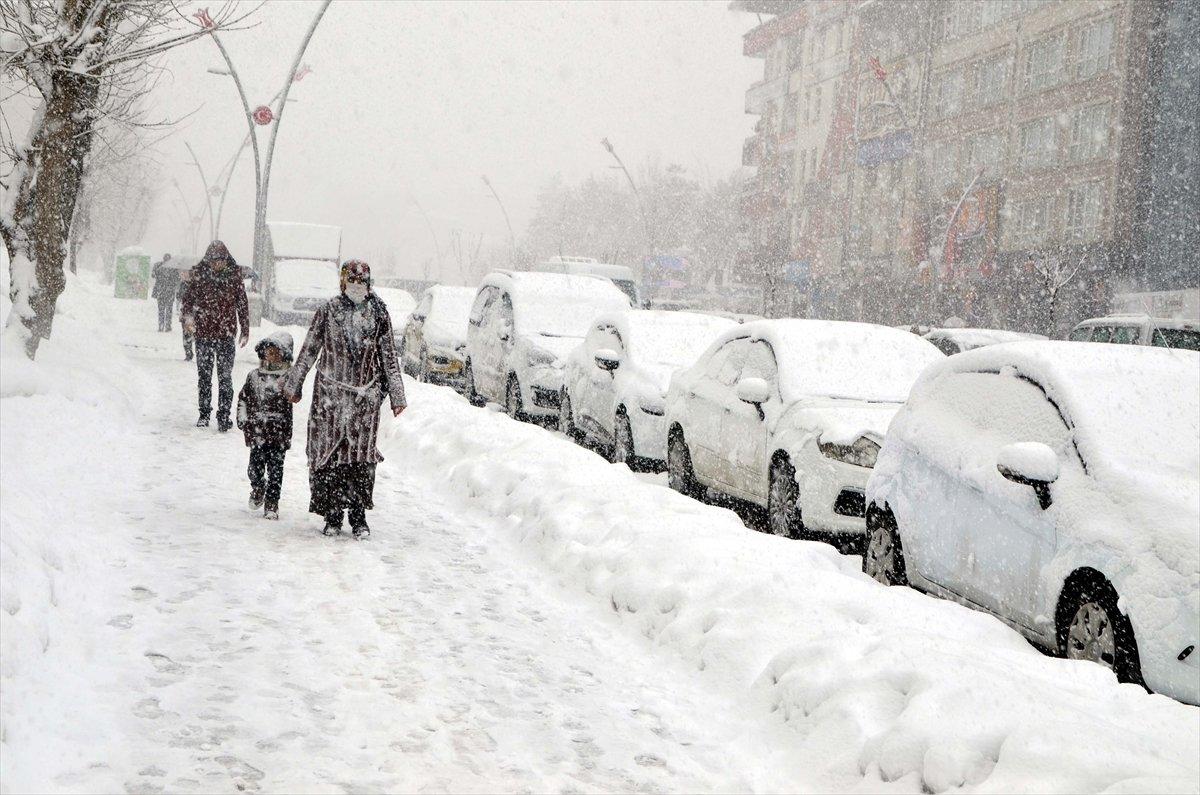 Doğu'da 152 yerleşim yeriyle bağlantı kesildi