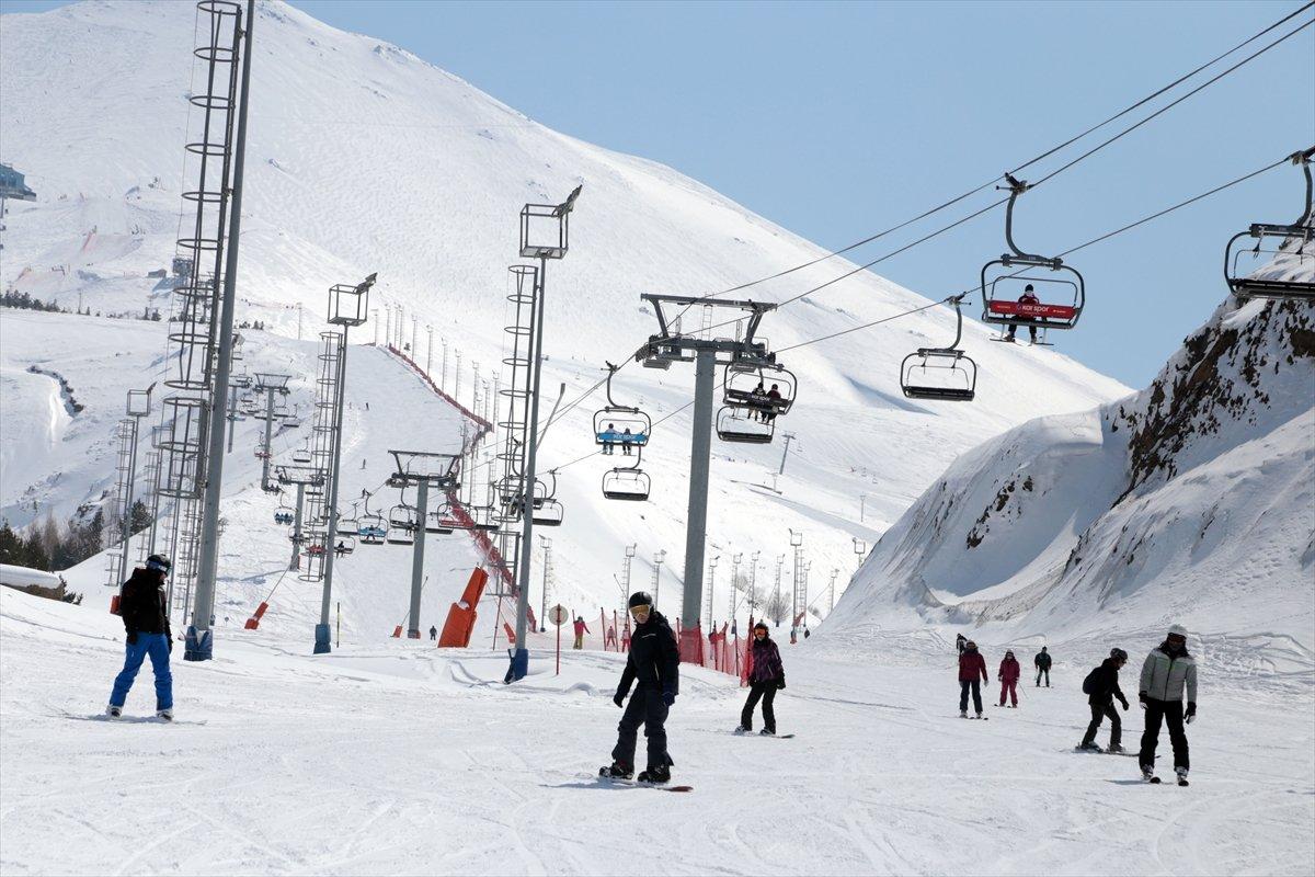 Antalya'da deniz, Erzurum'da kayak keyfi