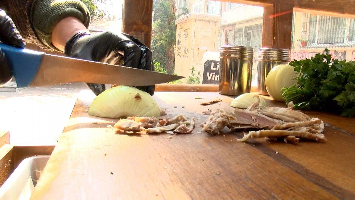 Japon Yuji, Kadıköy'de kelle söğüş satıyor