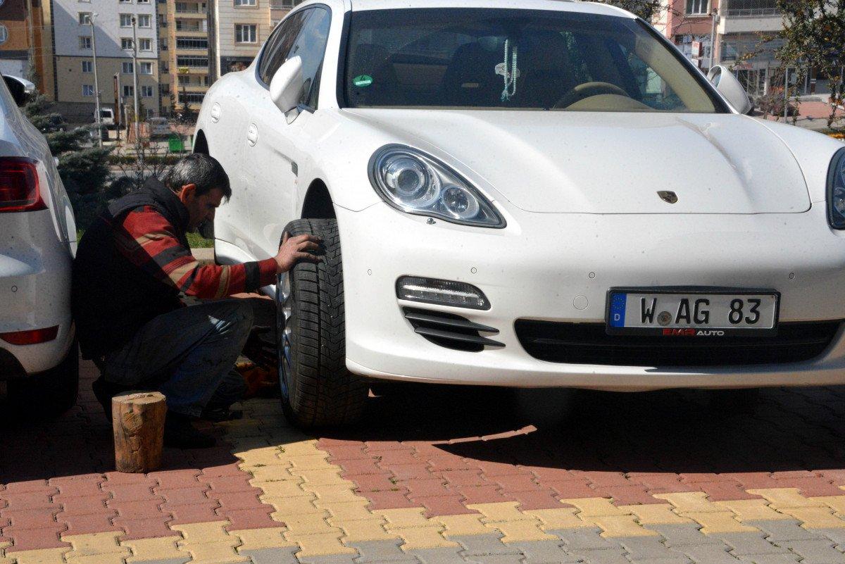 Kahramanmaraş’ta, otomobilin 28 bin lira değerindeki lastikleri kesildi