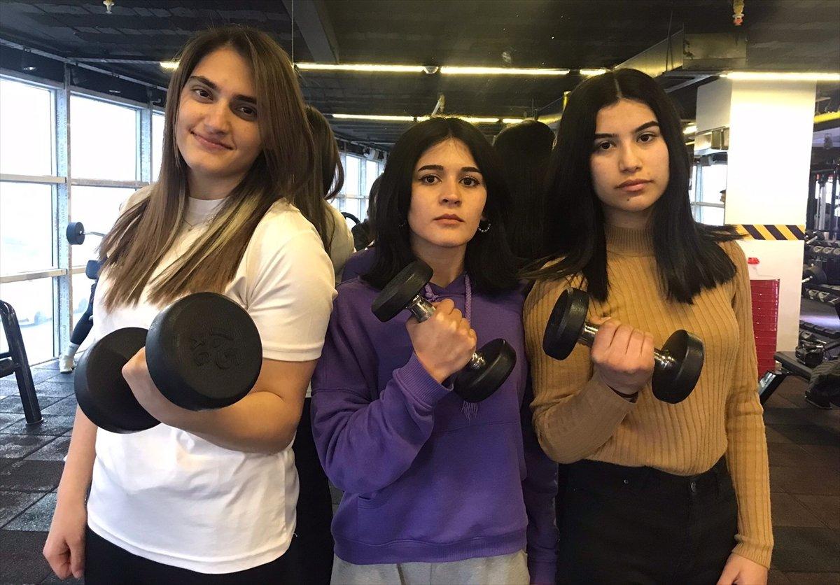 Mersin'de genç bilek güreşçiler milli forma için ter döküyor