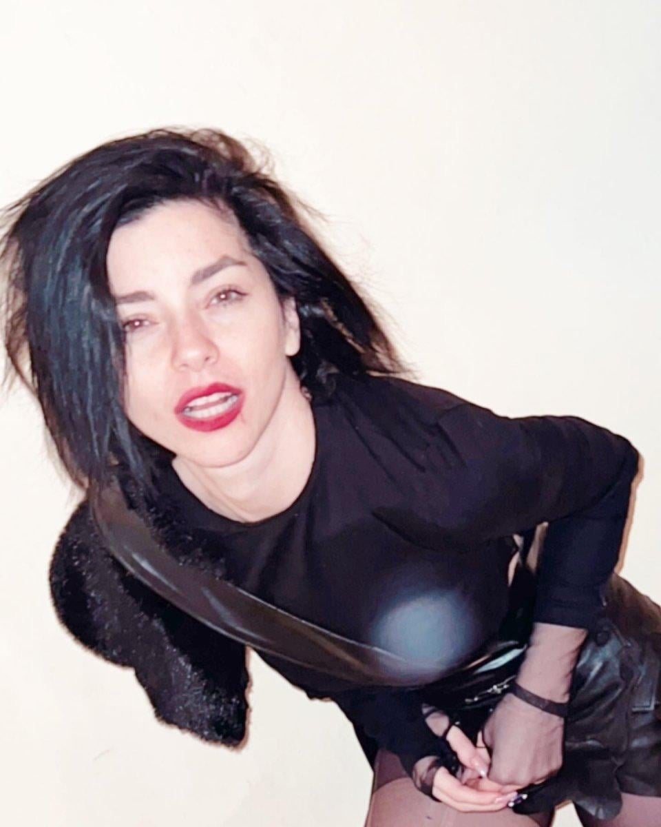 Merve Boluğur’dan sütyensiz paylaşım