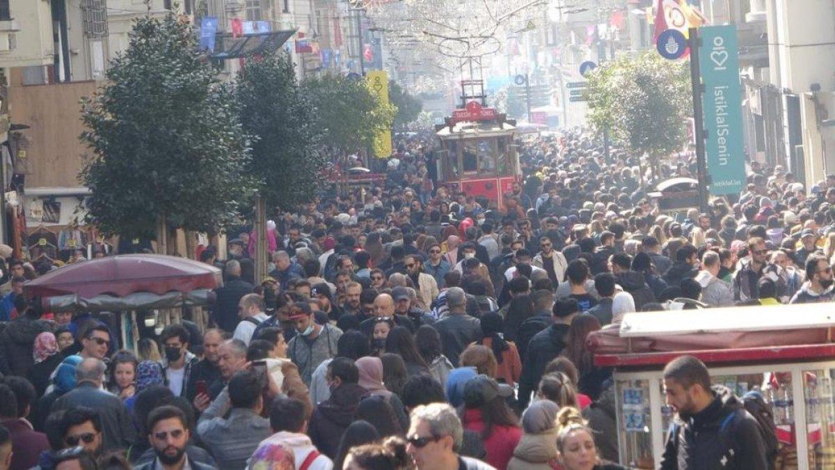 Güneşi gören İstiklal Caddesi'ne akın etti