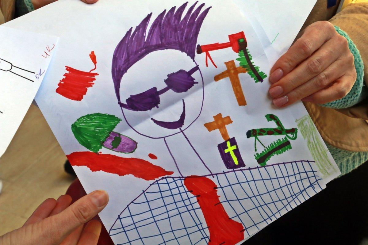 Savaş mağduru Ukraynalı çocuklar travmalarını çiziyor