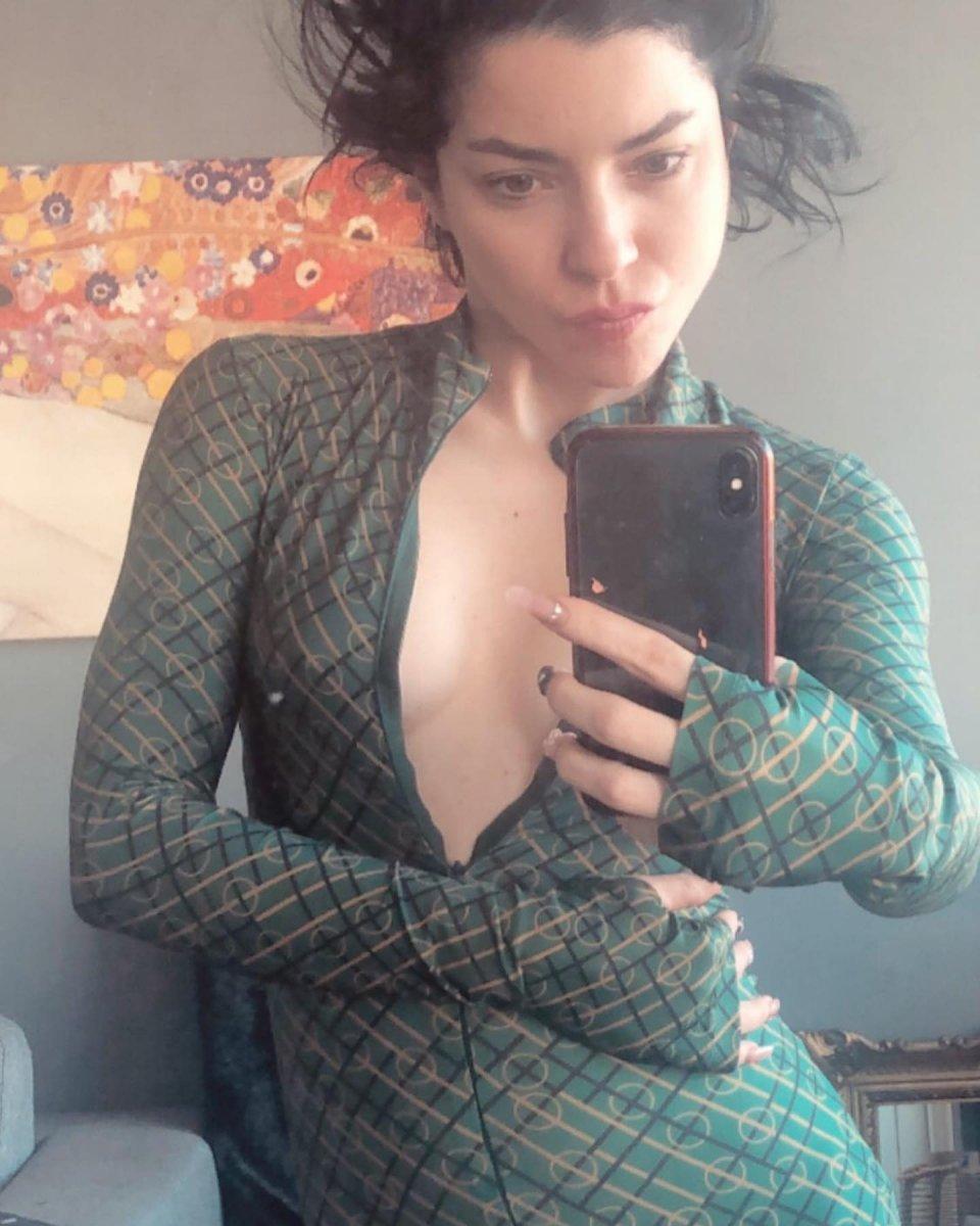 Merve Boluğur’dan sütyensiz paylaşım