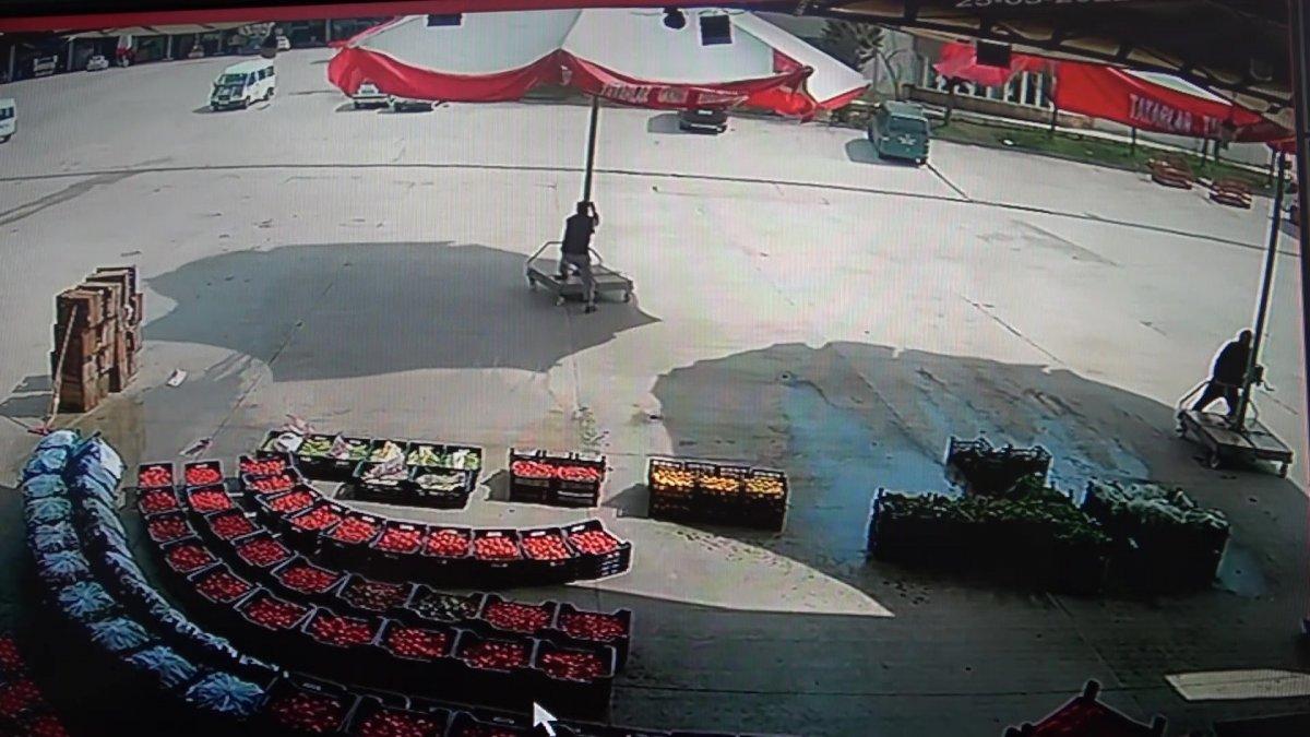 Amasya'da şemsiyesini rüzgara kaptırmayan esnaf