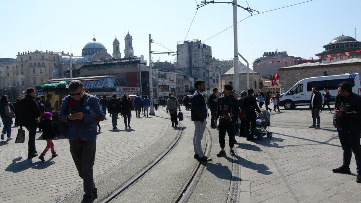 Güneşi gören İstiklal Caddesi'ne akın etti