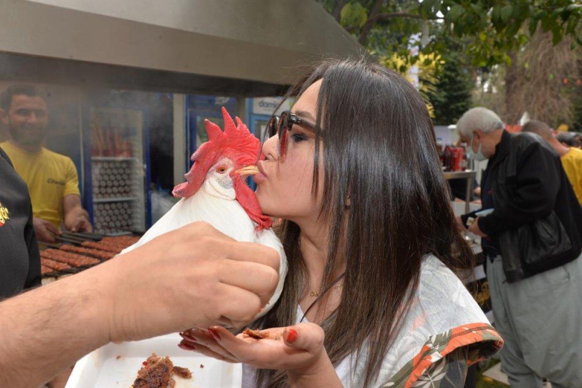 Adana'da kebap yiyen horoz ilgi çekti