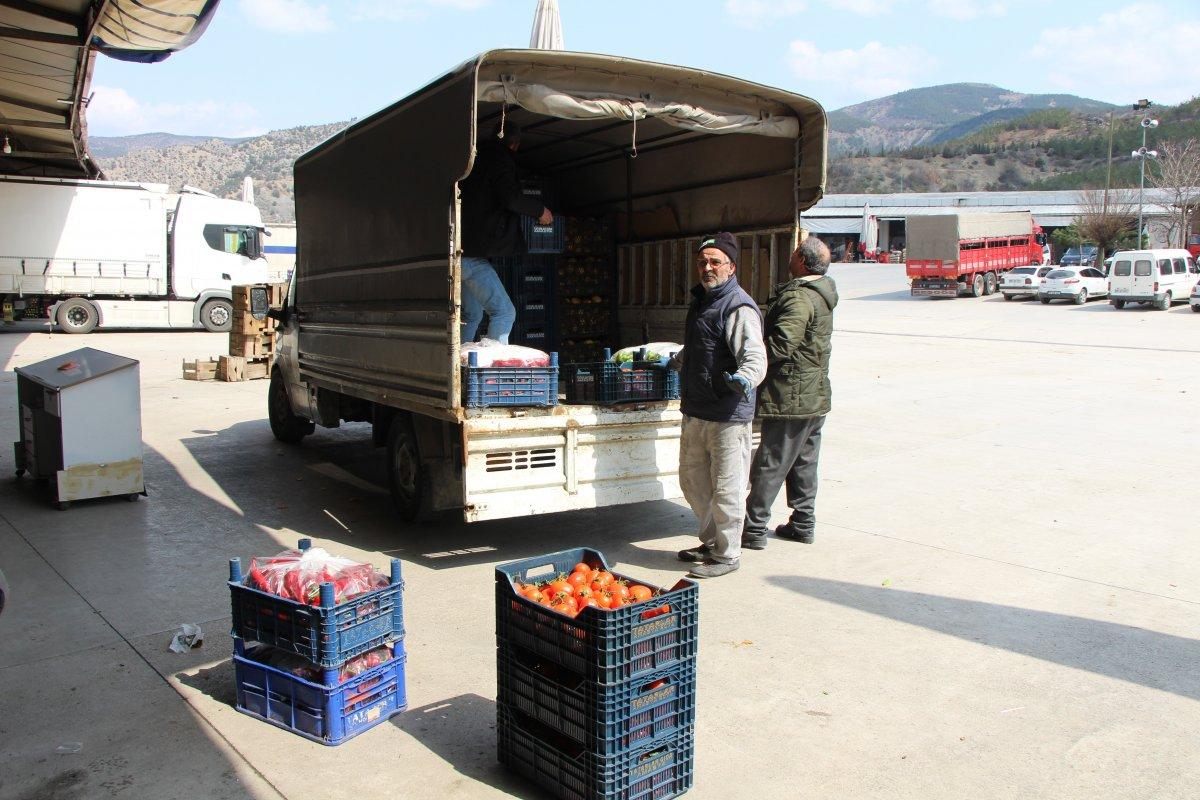 Amasya'da şemsiyesini rüzgara kaptırmayan esnaf