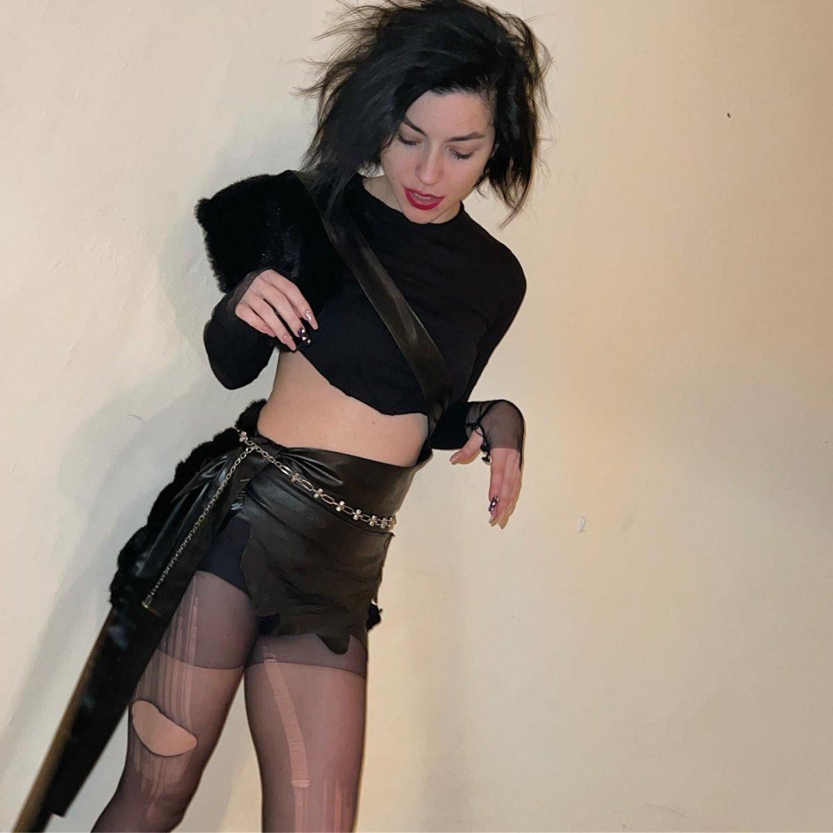 Merve Boluğur’dan sütyensiz paylaşım