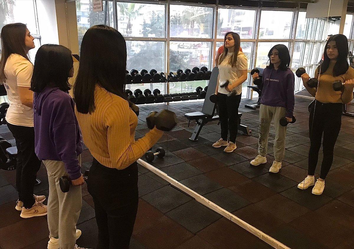 Mersin'de genç bilek güreşçiler milli forma için ter döküyor