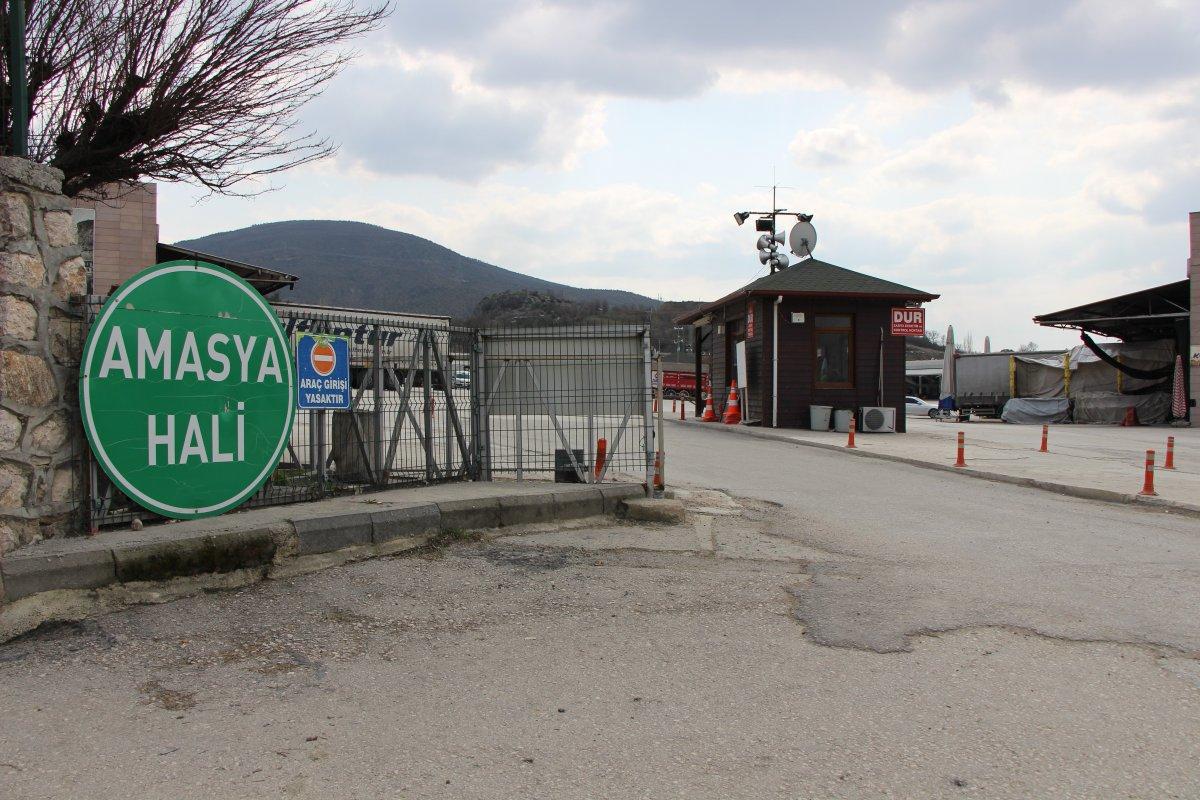 Amasya'da şemsiyesini rüzgara kaptırmayan esnaf