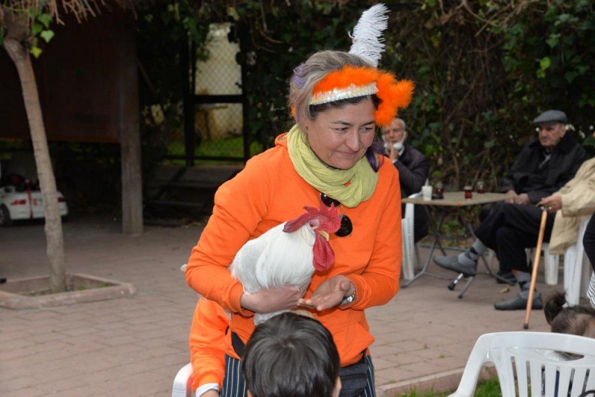 Adana'da kebap yiyen horoz ilgi çekti