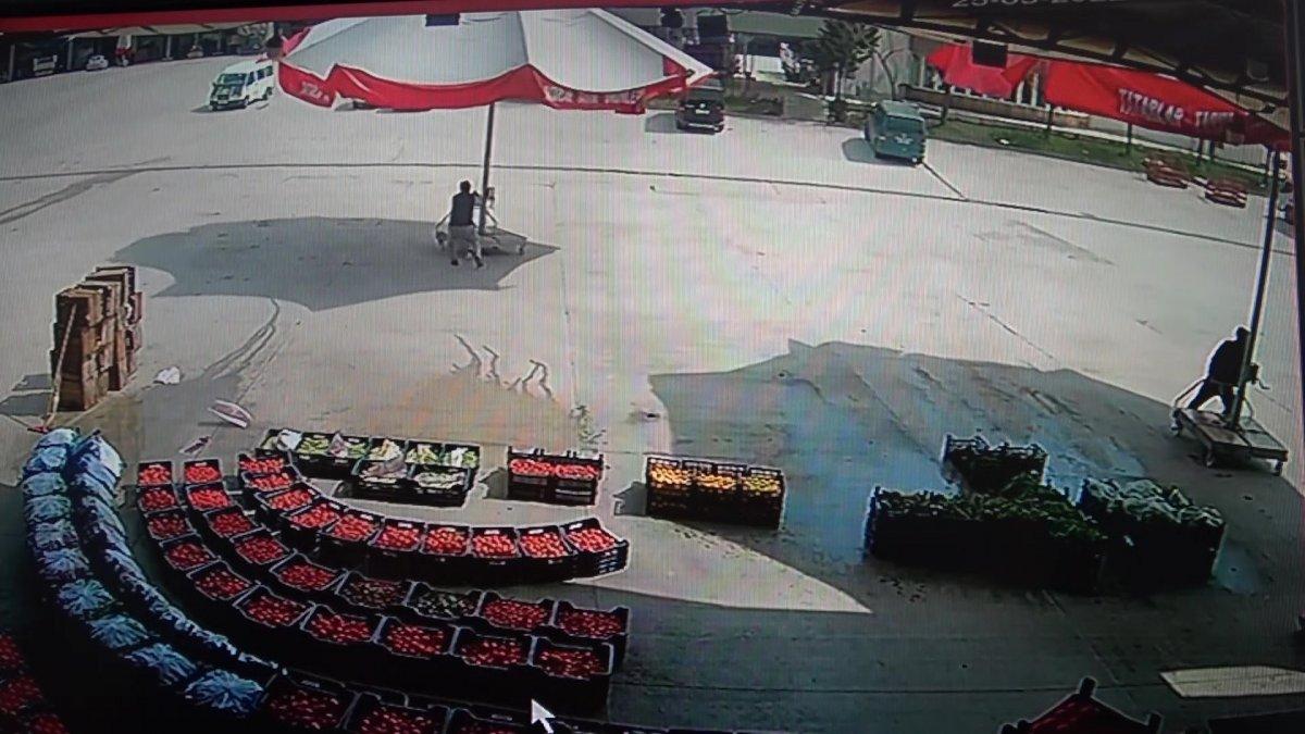 Amasya'da şemsiyesini rüzgara kaptırmayan esnaf