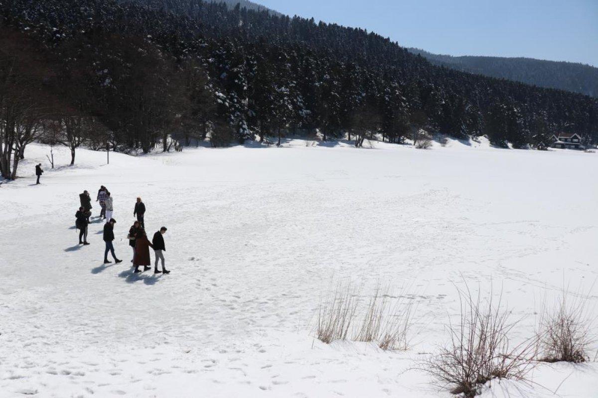 Gölcük Tabiat Parkı’na tatilci akını
