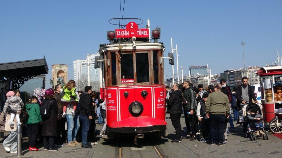 Güneşi gören İstiklal Caddesi'ne akın etti