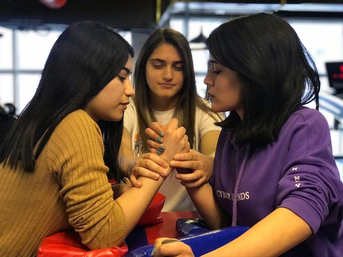 Mersin'de genç bilek güreşçiler milli forma için ter döküyor