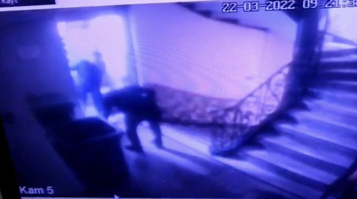 Taksim’deki muhallebicide dehşet anları: Bıçakladı, darbetti