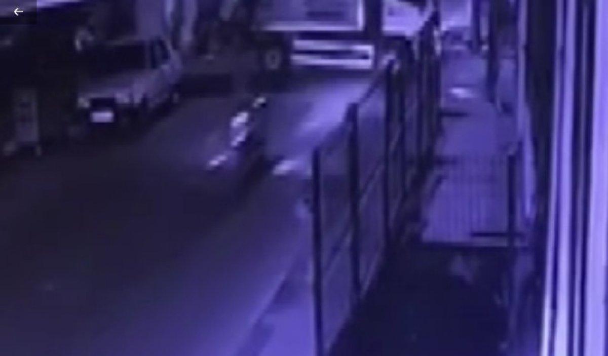 Manisa'da kamyona çarpan motosikletli öldü