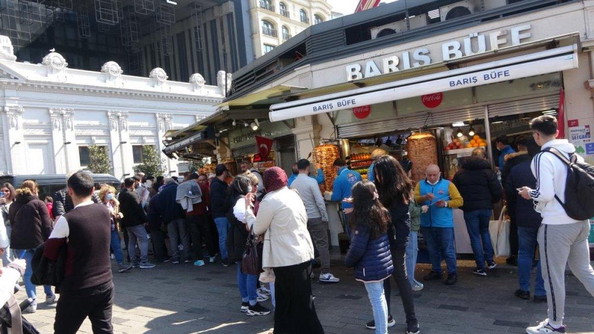 Güneşi gören İstiklal Caddesi'ne akın etti