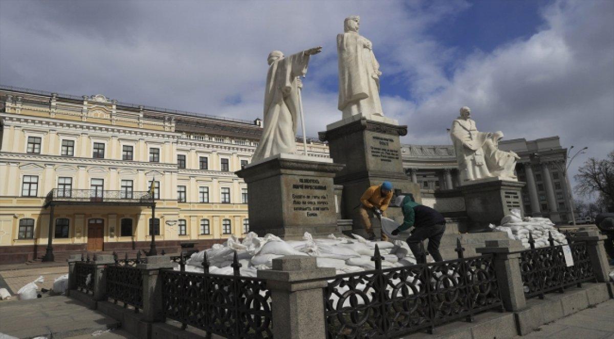 Kiev'deki büst ve heykeller korunuyor