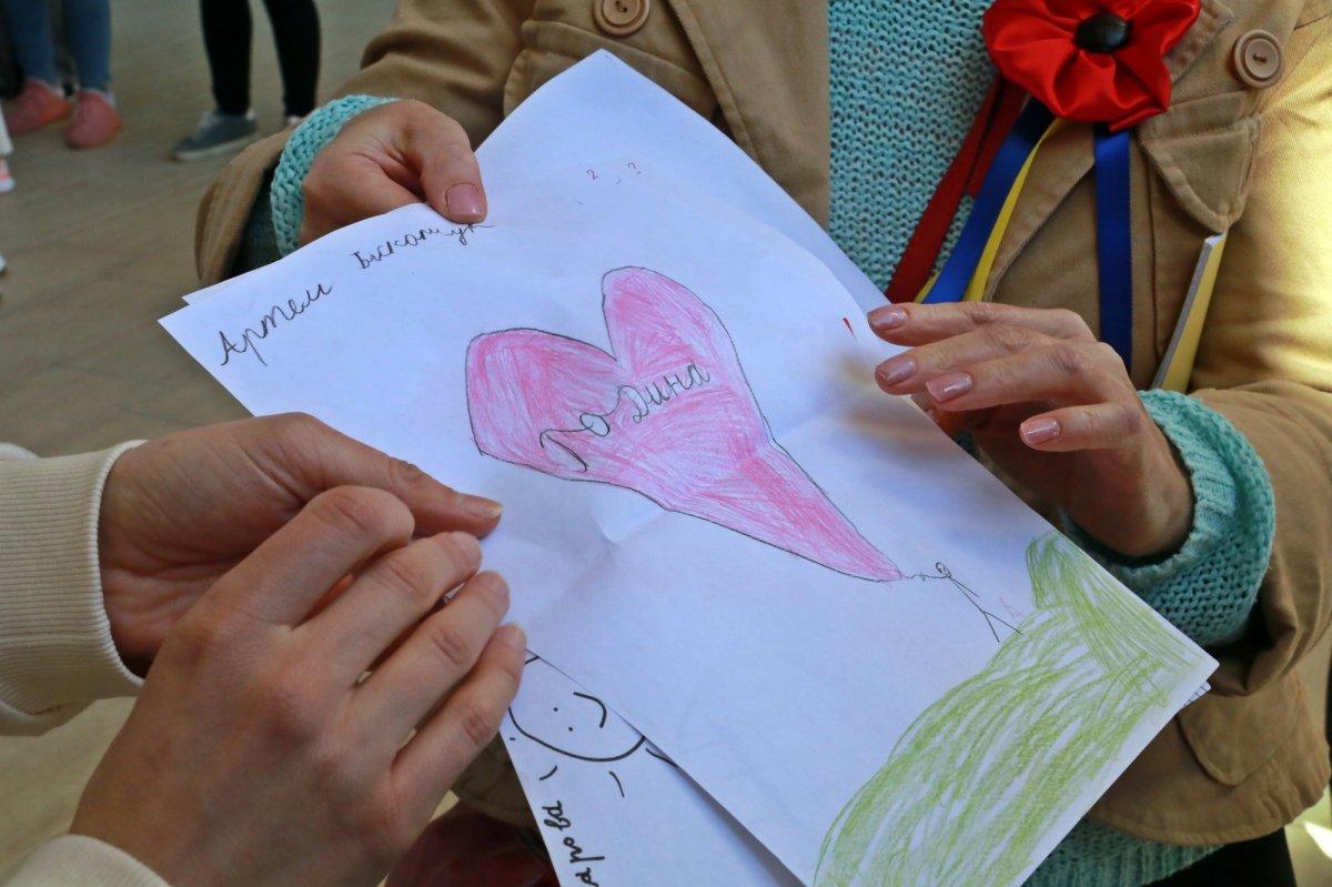 Savaş mağduru Ukraynalı çocuklar travmalarını çiziyor