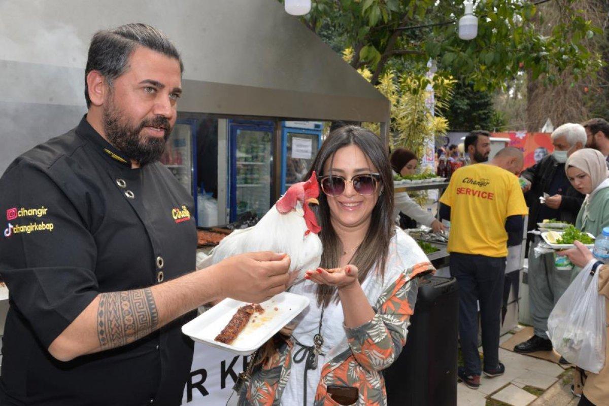 Adana'da kebap yiyen horoz ilgi çekti