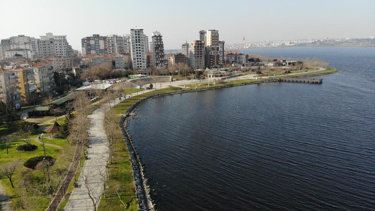 Küçükçekmece Gölü’nde sular çekildi