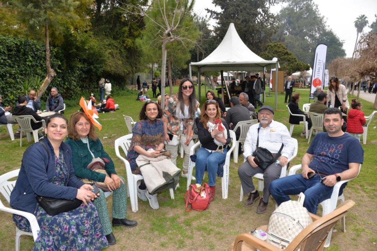 Adana'da kebap yiyen horoz ilgi çekti