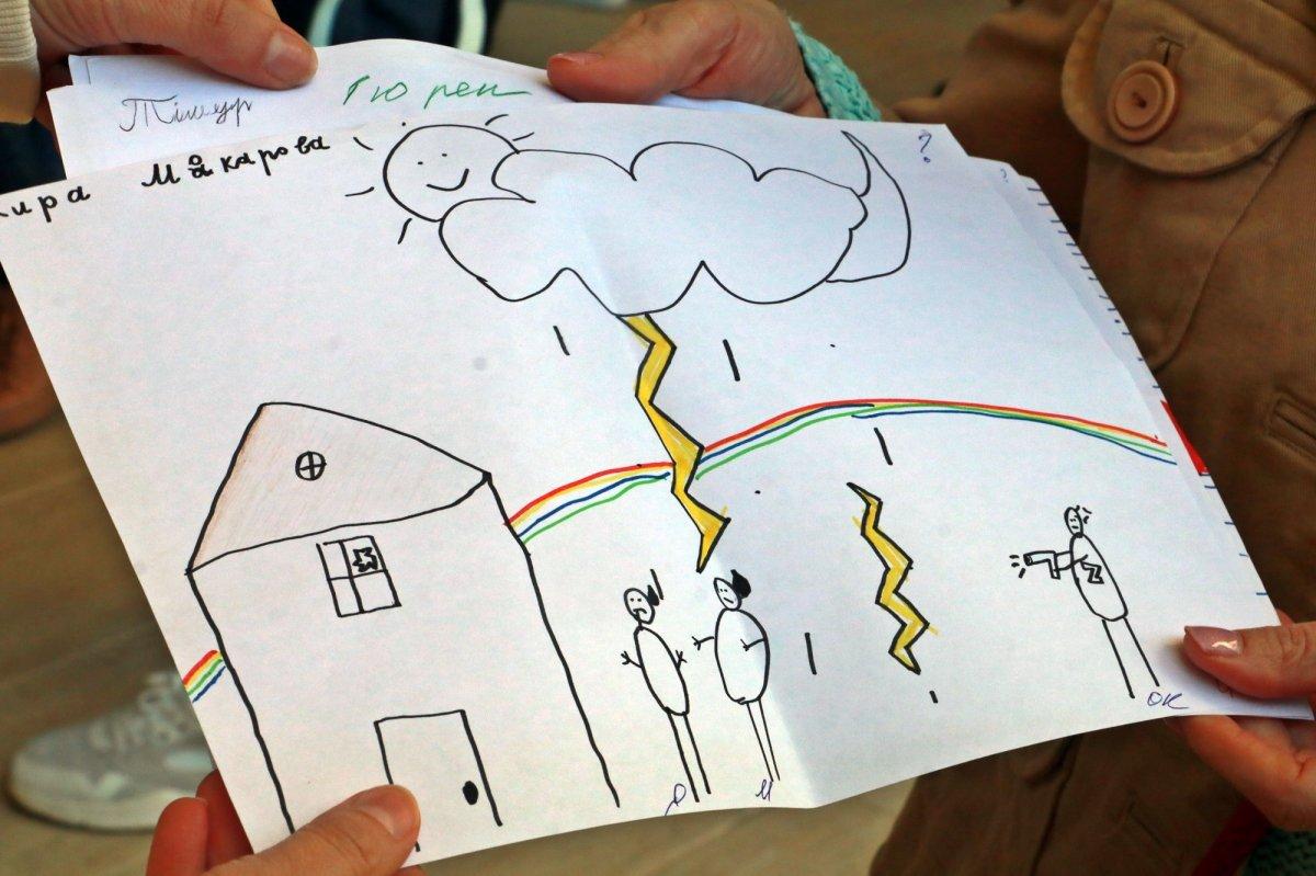 Savaş mağduru Ukraynalı çocuklar travmalarını çiziyor