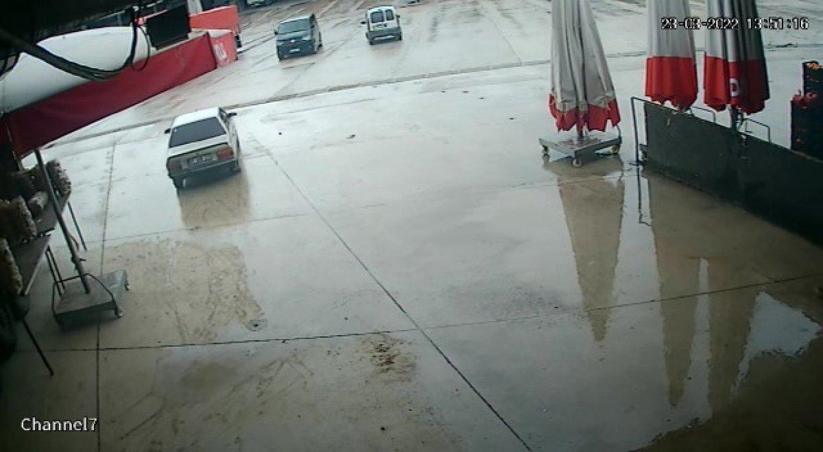 Amasya'da el freni çekilmeyen araçtan film sahnesi görüntüleri