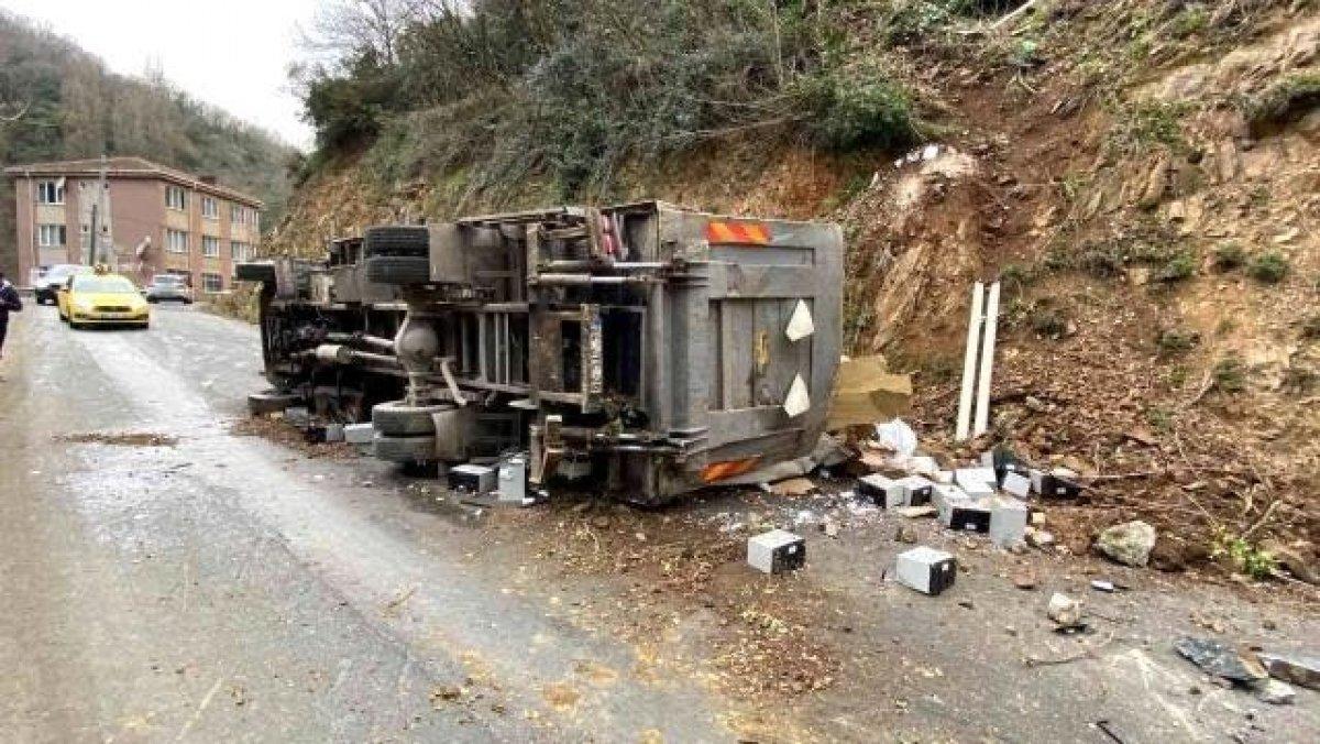 İstanbul'da akü yüklü kamyon uçurumdan alt sokağa uçtu