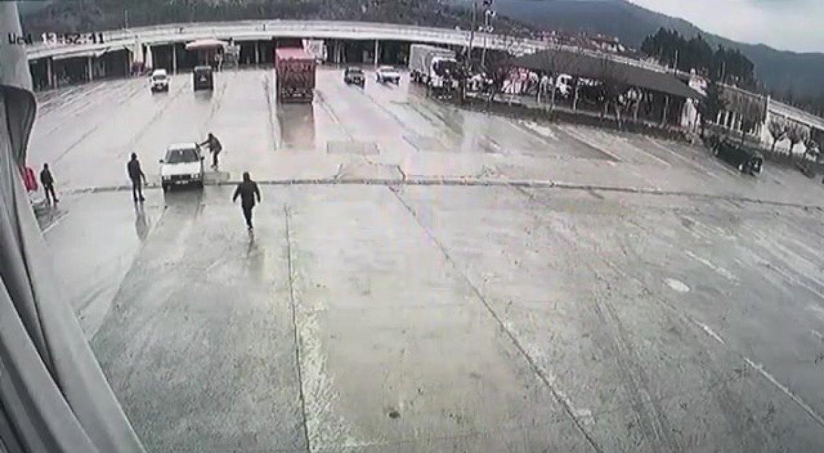 Amasya'da el freni çekilmeyen araçtan film sahnesi görüntüleri