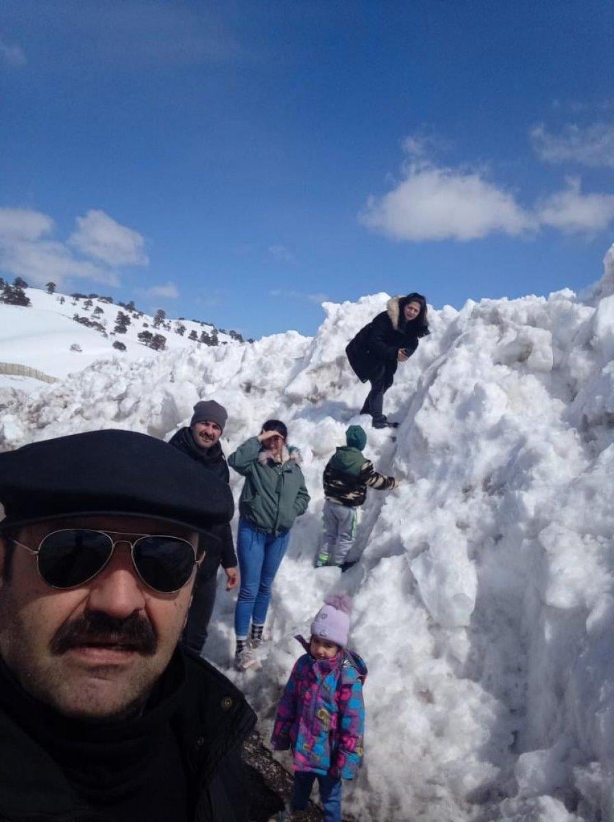 Sivas'ta nisan ayı, 4 metre karla karşılanıyor