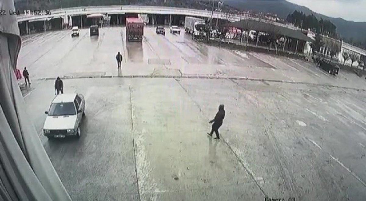 Amasya'da el freni çekilmeyen araçtan film sahnesi görüntüleri