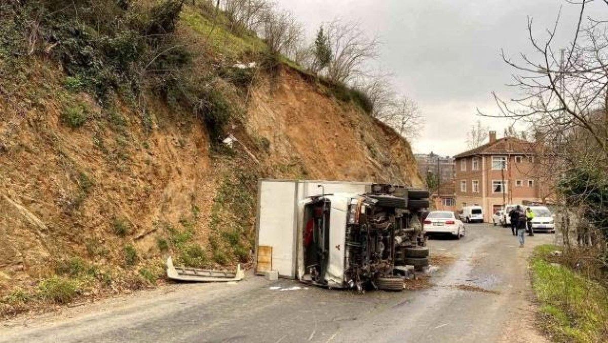 İstanbul'da akü yüklü kamyon uçurumdan alt sokağa uçtu
