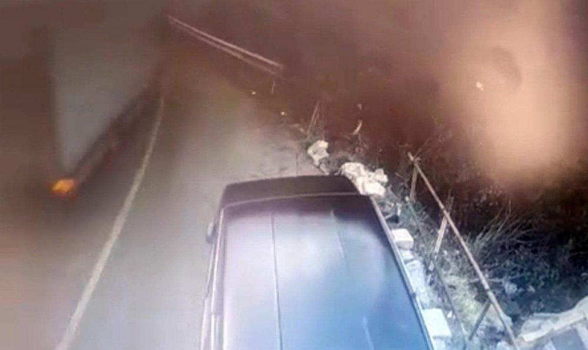 İstanbul'da akü yüklü kamyon uçurumdan alt sokağa uçtu