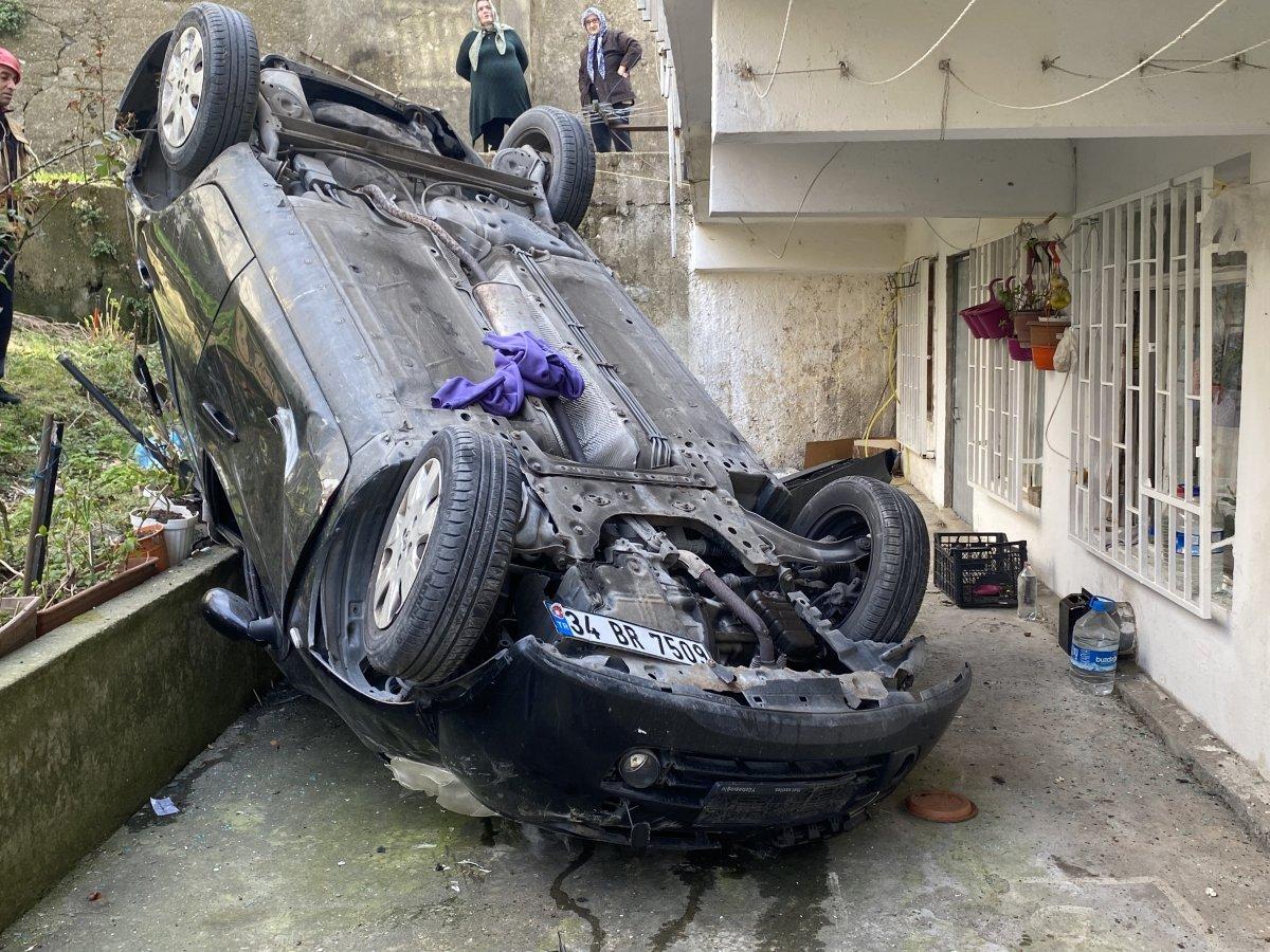 Üsküdar'da baba ve kızının içinde bulunduğu araç 10 metreden düştü