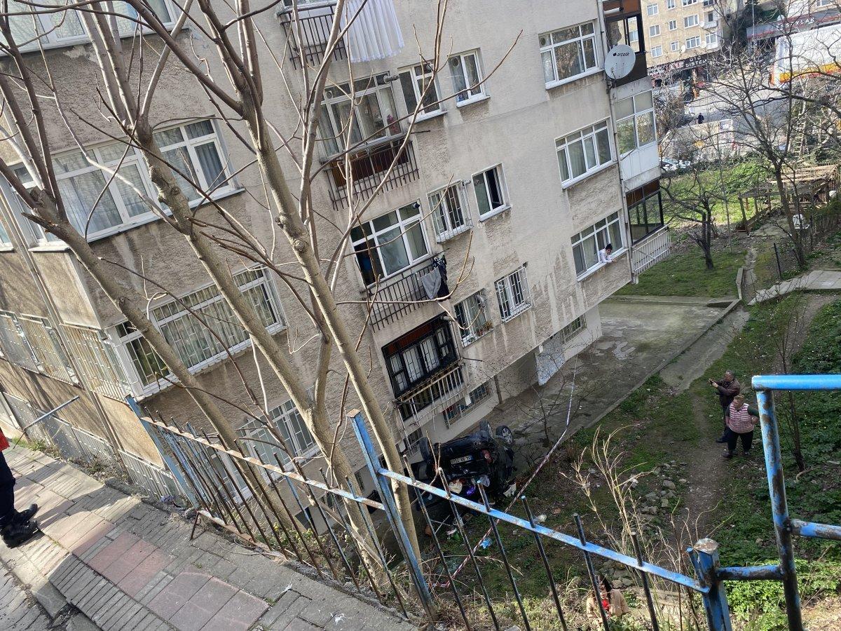 Üsküdar'da baba ve kızının içinde bulunduğu araç 10 metreden düştü
