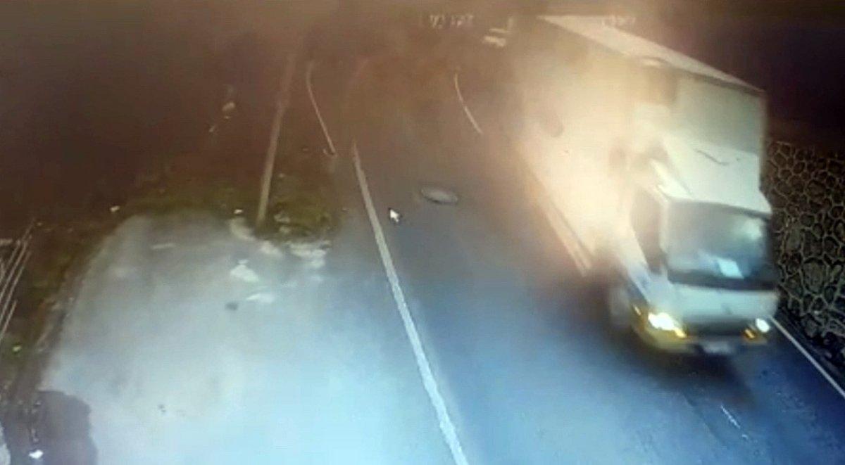 İstanbul'da akü yüklü kamyon uçurumdan alt sokağa uçtu