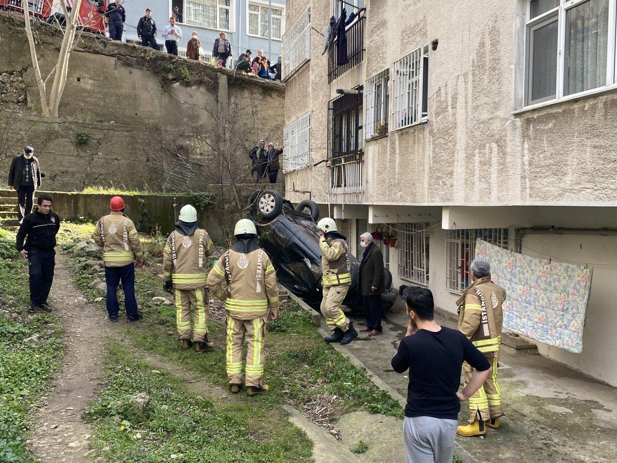 Üsküdar'da baba ve kızının içinde bulunduğu araç 10 metreden düştü