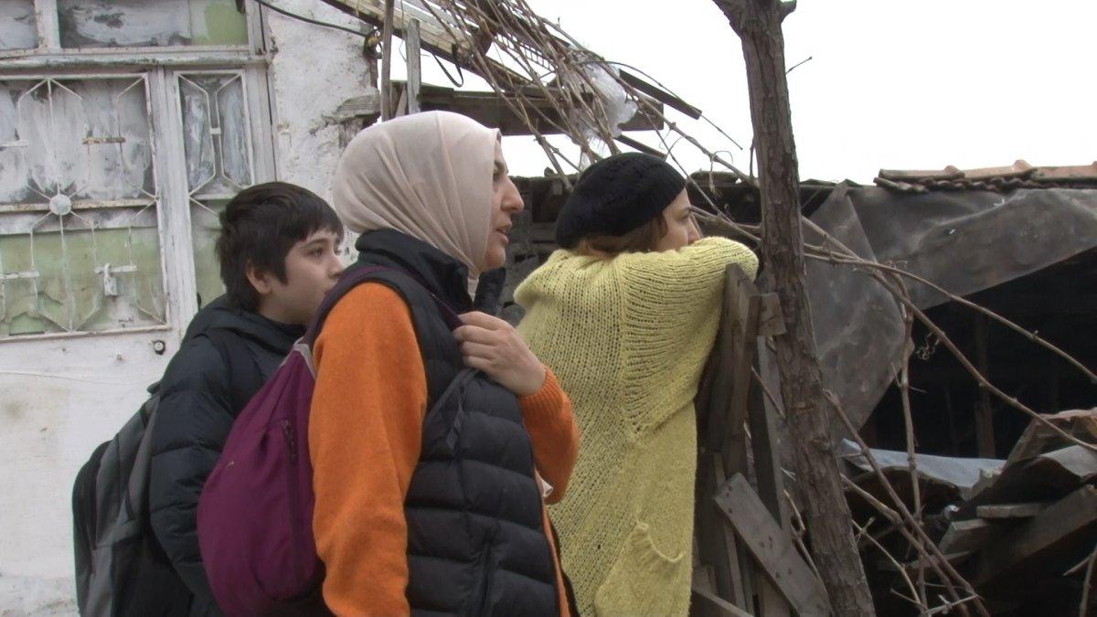 Ataşehir'de kullanılmayan 2 katlı evin çatısı çöktü