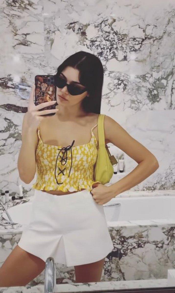 Hande Erçel'den mini etekli poz